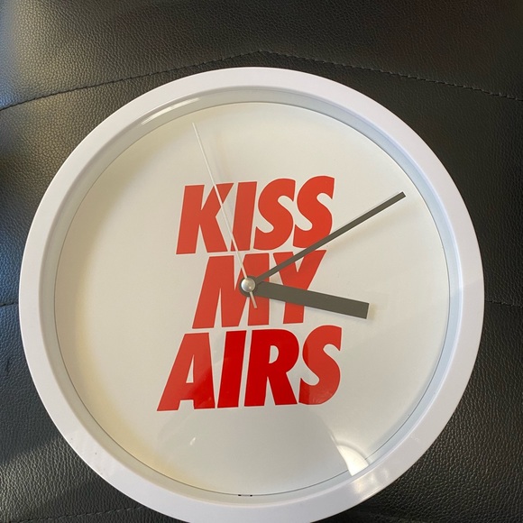 KISS MY AIRS wall clock handmade size 8 3/4 - Picture 6 of 7
